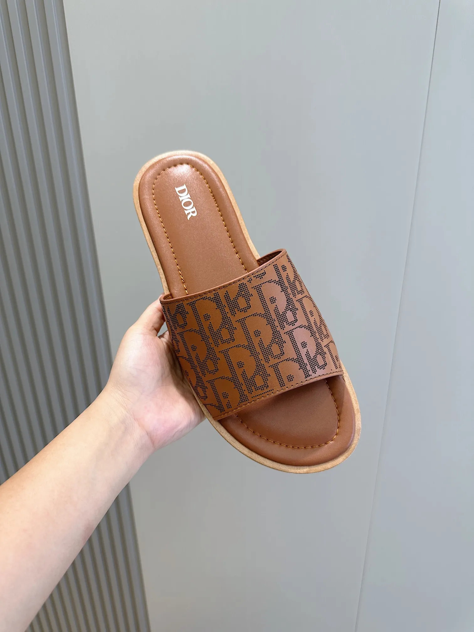P320 Dior Alias ​​Men's Genuine Leather Slippers This Alias ​​sandal is new for summer, showing casual and elegant style. Carefully crafted from grained cow leather and Oblique printed fabric, with cowhide lining! Cross strap design. The imported cowhide leather and rubber sole adds sophistication and comfort, while Oblique print-effect anti-slip panels add style. Size: 39-44 (customized at 38.45)